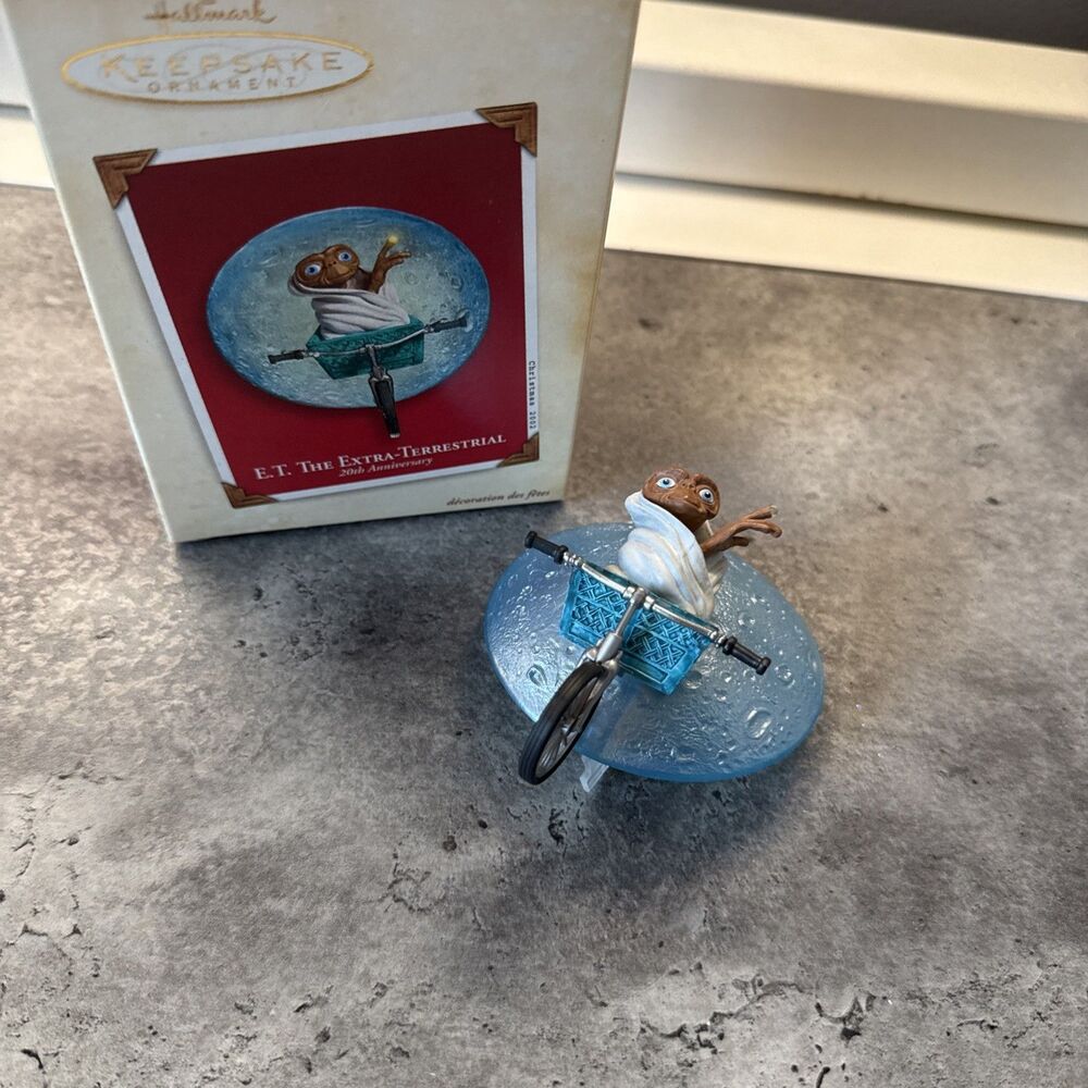 Hallmark Keepsake Ornament E.T. The Extra-Terrestrial 2002 20th Anniversary